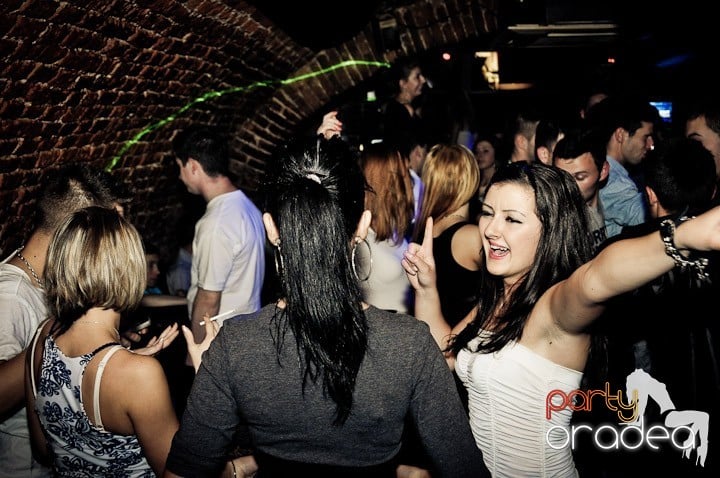 Joi seara petrecem în Club Escape, 