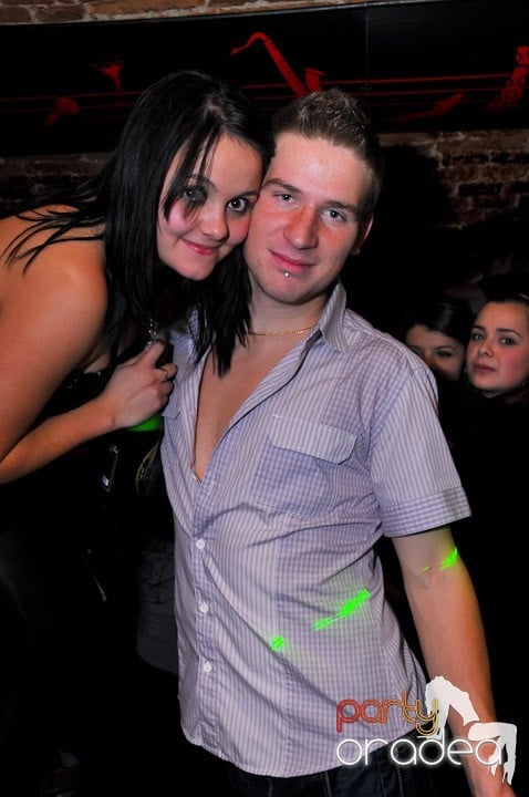 Joi seara petrecem în Club Escape, 