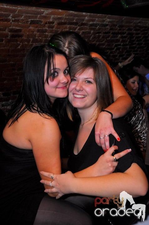 Joi seara petrecem în Club Escape, 