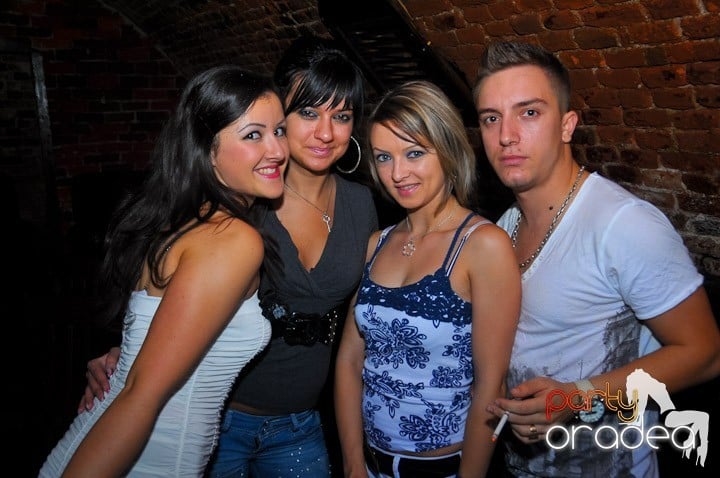 Joi seara petrecem în Club Escape, 