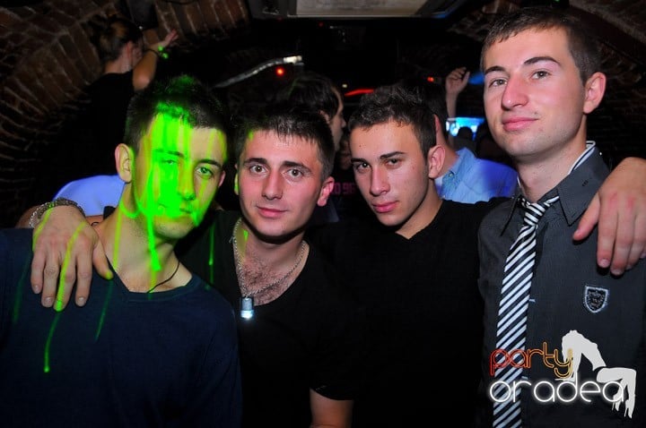 Joi seara petrecem în Club Escape, 