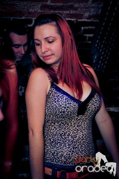 Joi seara petrecem în Club Escape, 