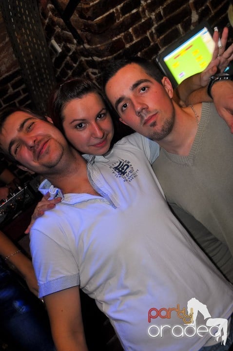 Joi seara petrecem în Club Escape, 