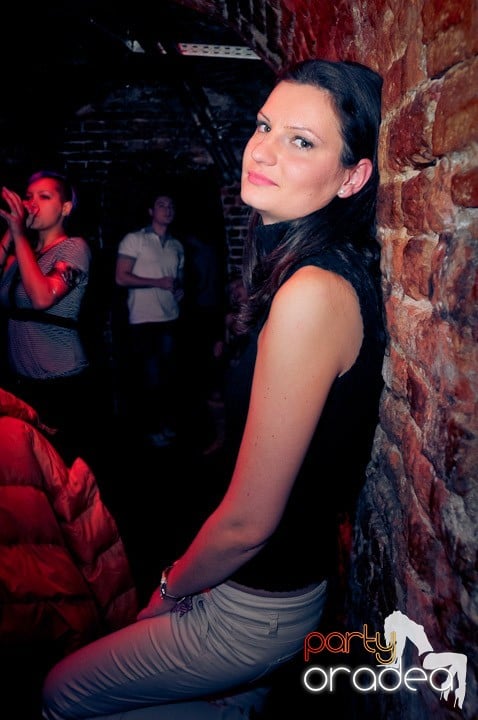 Joi seara petrecem în Club Escape, 