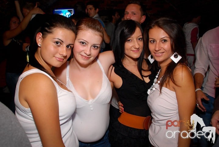 Joi seara petrecem în Club Escape!,
