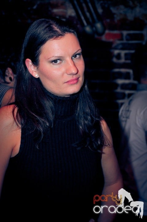 Joi seara petrecem în Club Escape, 