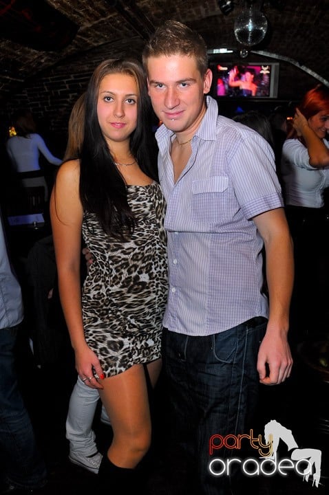 Joi seara petrecem în Club Escape, 