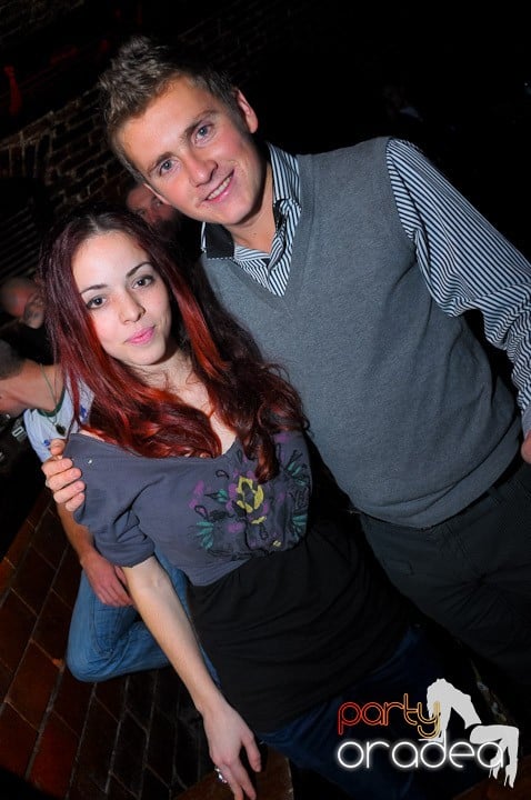 Joi seara petrecem în Club Escape, 