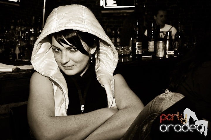 Joi seara petrecem în Club Escape, 