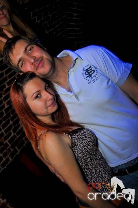 Joi seara petrecem în Club Escape, 