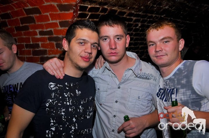 Joi seara petrecem în Club Escape, 