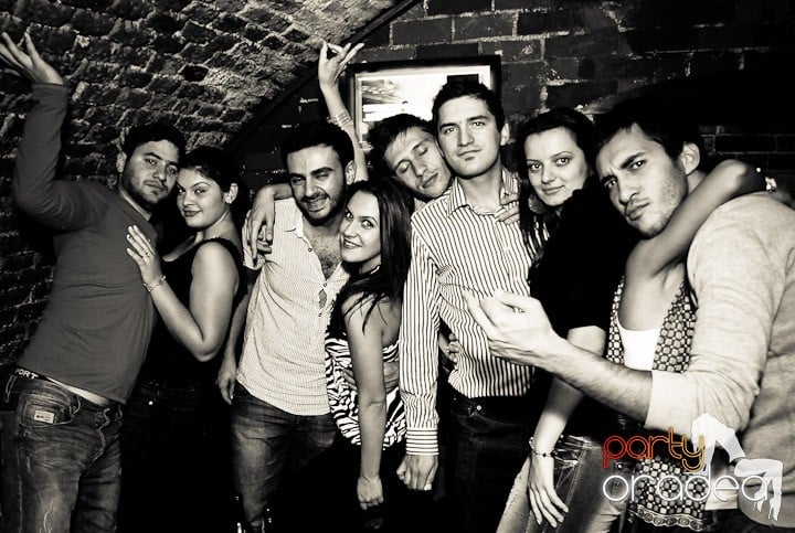 Joi seara petrecem în Club Escape!,