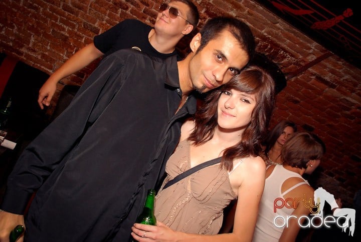 Joi seara petrecem în Club Escape!, 