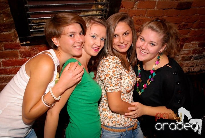Joi seara petrecem în Club Escape!,