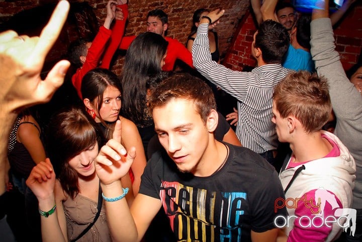 Joi seara petrecem în Club Escape!,