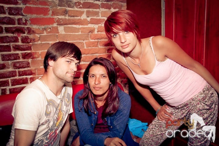 Joi seara petrecem în Club Escape!,