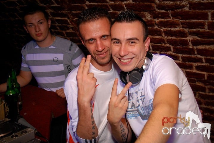 Joi seara petrecem în Club Escape!,