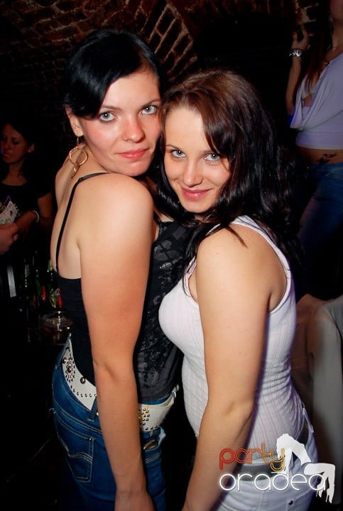 Joi seara petrecem în Club Escape!,