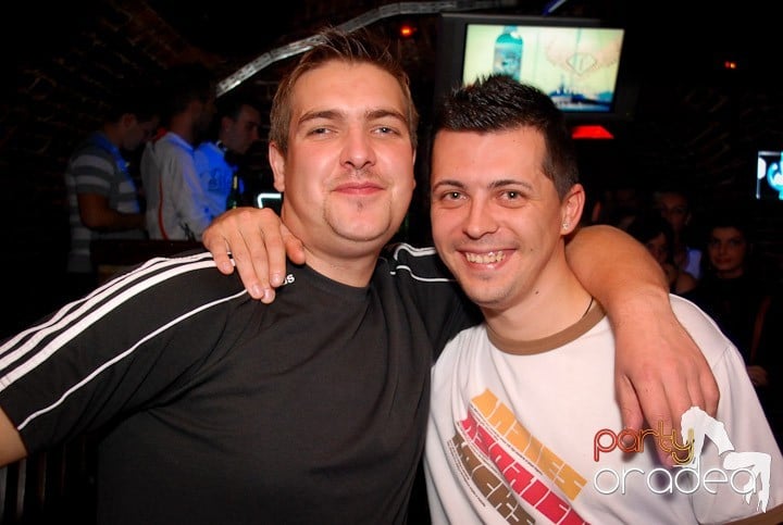 Joi seara petrecem în Club Escape!,