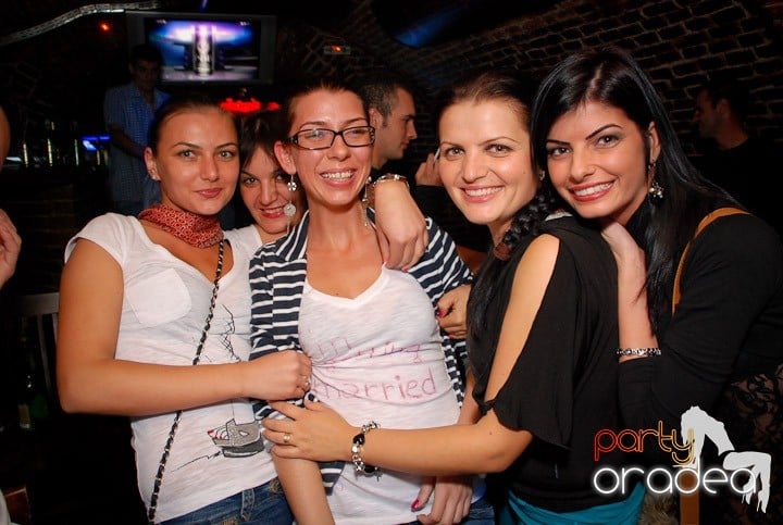 Joi seara petrecem în Club Escape!,