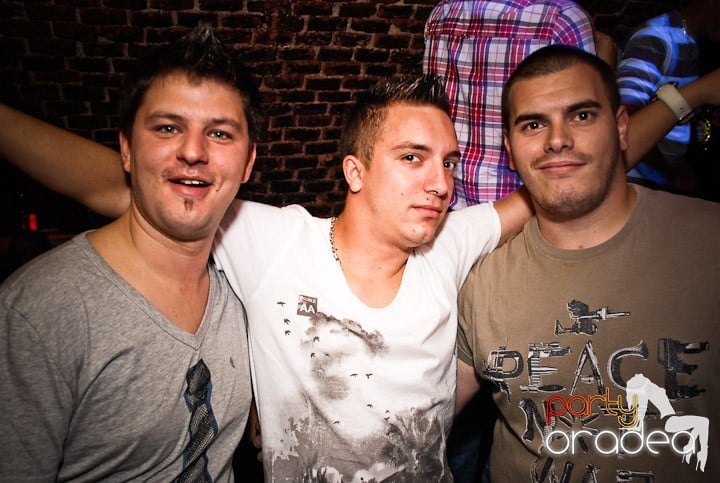 Joi seara petrecem în Club Escape!,