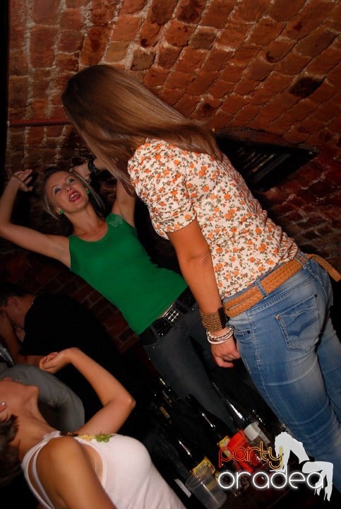 Joi seara petrecem în Club Escape!,