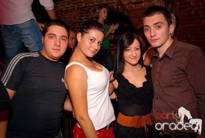 Joi seara petrecem în Club Escape!,
