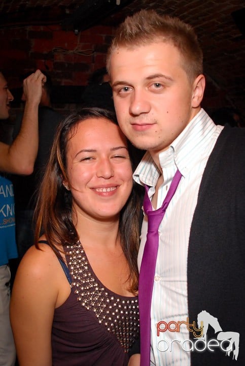 Joi seara petrecem în Club Escape!,