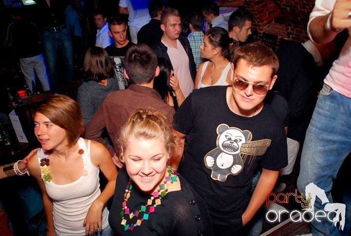 Joi seara petrecem în Club Escape!,