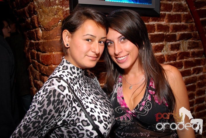Joi seara petrecem în Club Escape!,