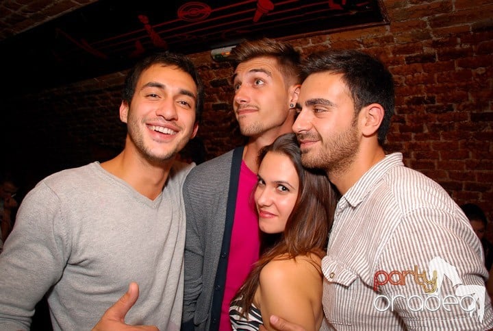 Joi seara petrecem în Club Escape!,