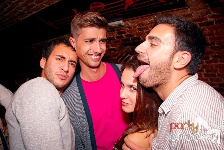 Joi seara petrecem în Club Escape!,