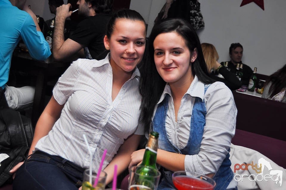 Karaoke în Blondy's Art Café, 