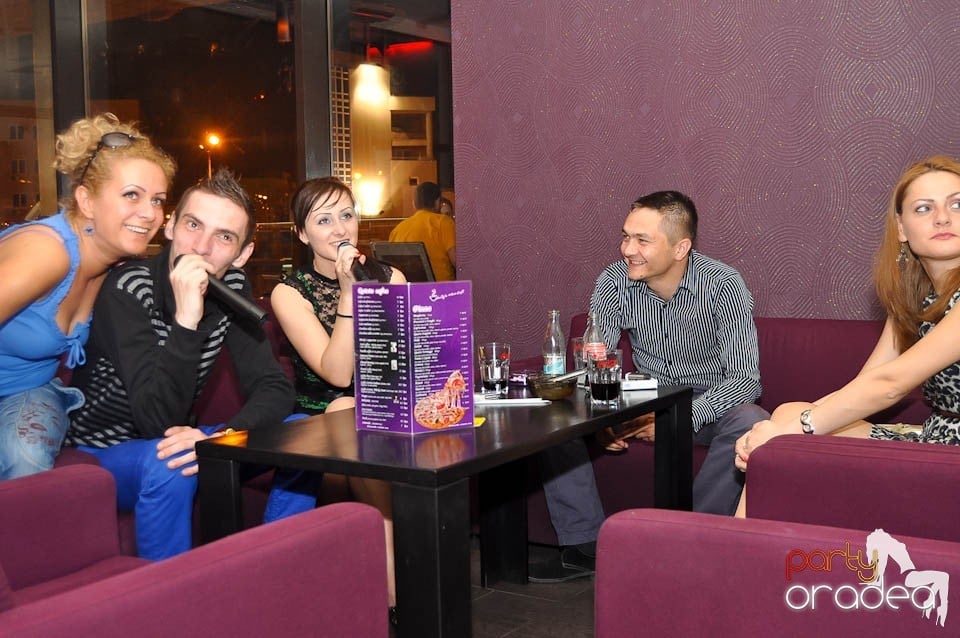 Karaoke în Blondy's Art Café, 