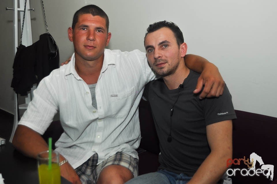 Karaoke în Blondy's Art Café, 