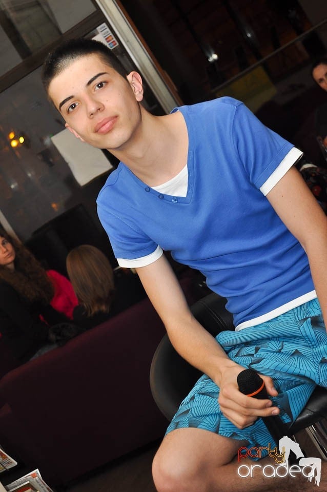 Karaoke în Blondy's Art Café, 