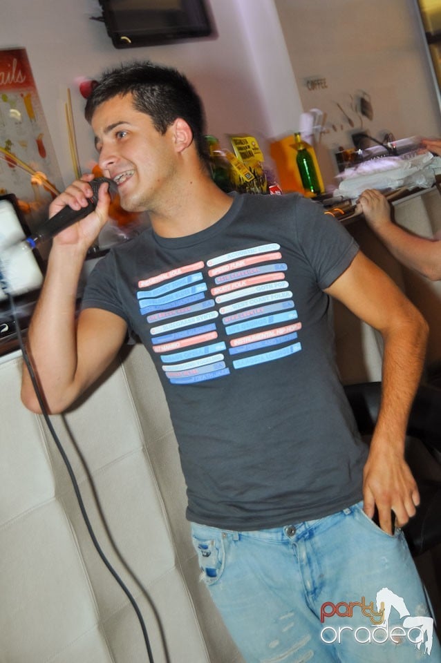 Karaoke în Blondy's Art Café, 