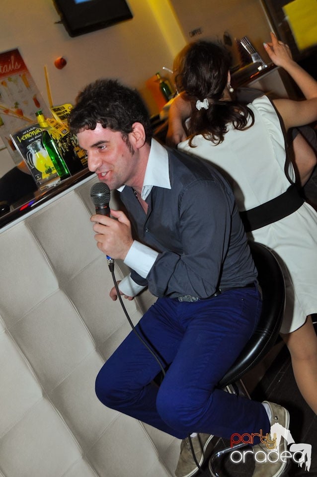 Karaoke în Blondy's Art Café, 