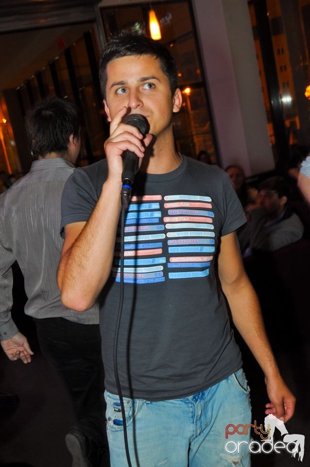 Karaoke în Blondy's Art Café, 