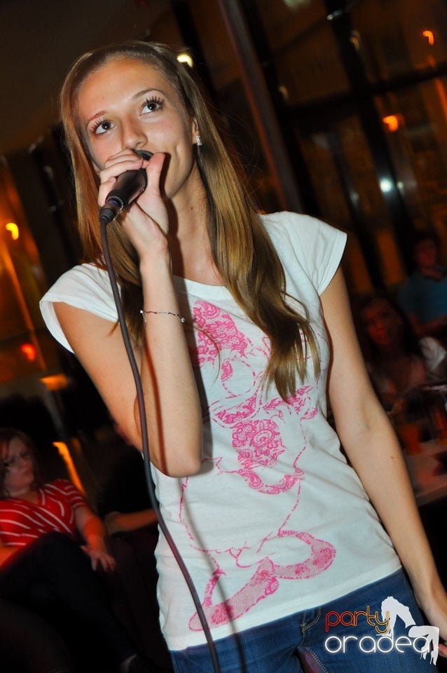 Karaoke în Blondy's Art Café, 