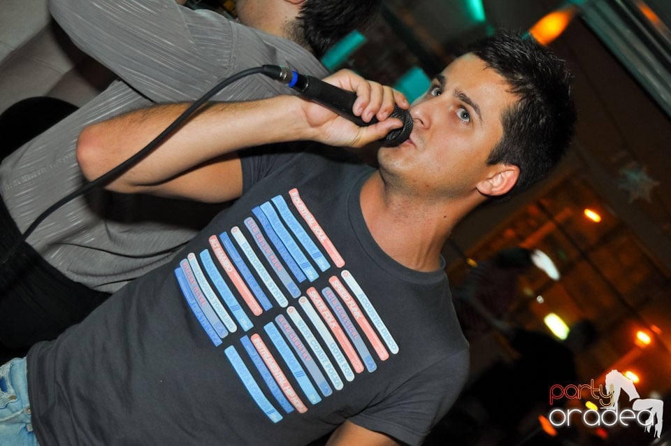 Karaoke în Blondy's Art Café, 