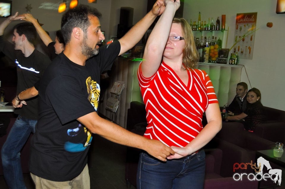 Karaoke în Blondy's Art Café, 