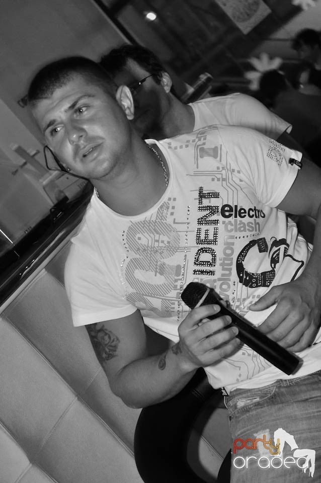 Karaoke în Blondy's Art Café,