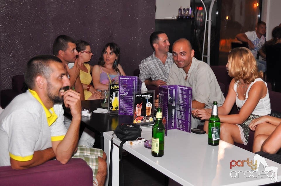 Karaoke în Blondy's Art Café,