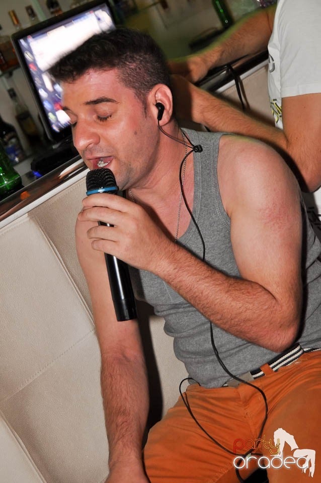Karaoke în Blondy's Art Café,