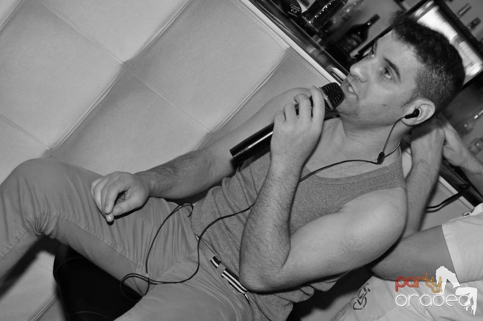 Karaoke în Blondy's Art Café,