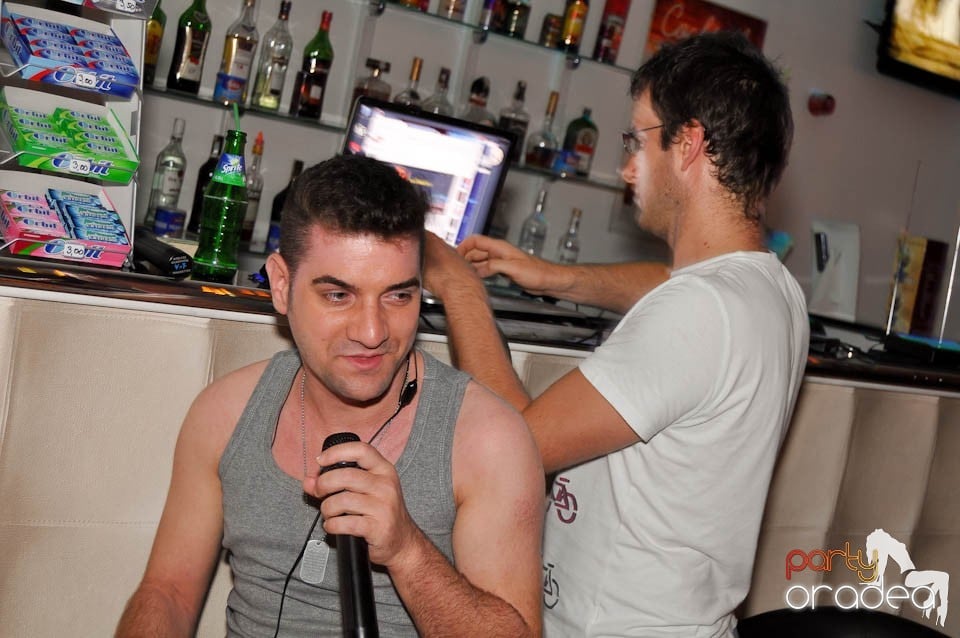 Karaoke în Blondy's Art Café,