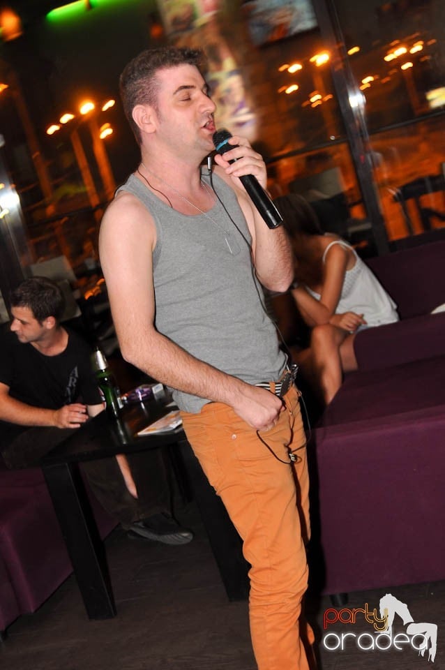 Karaoke în Blondy's Art Café,