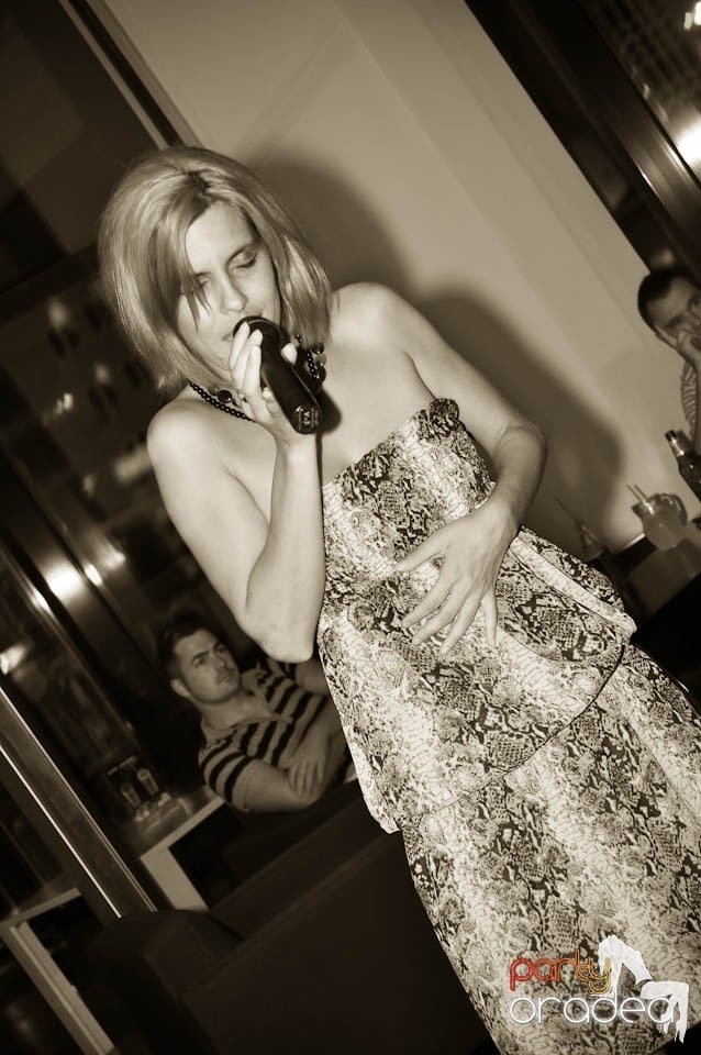 Karaoke în Blondy's Art Café,