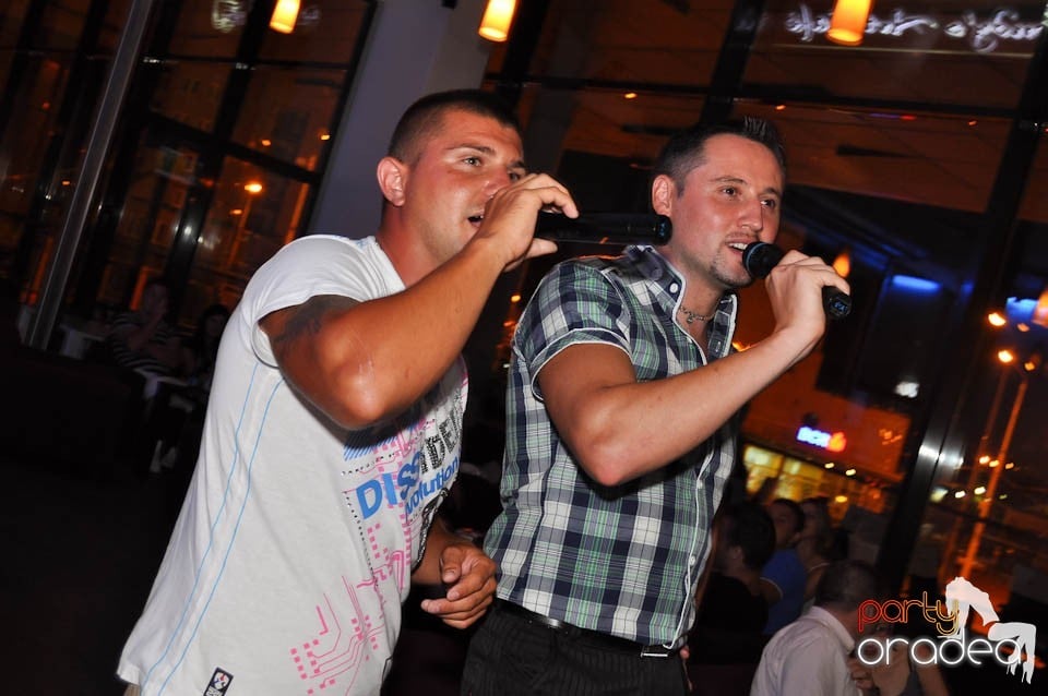 Karaoke în Blondy's Art Café,